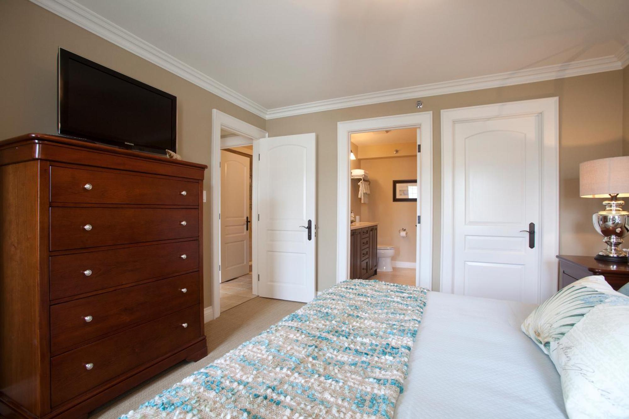 124 On Queen Hotel & Spa Niagara-on-the-Lake Exterior foto A bedroom with a carpet