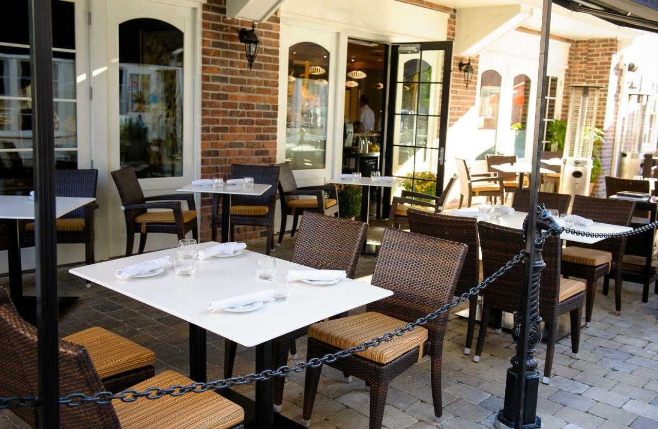124 On Queen Hotel & Spa Niagara-on-the-Lake Exterior foto The patio at the restaurant