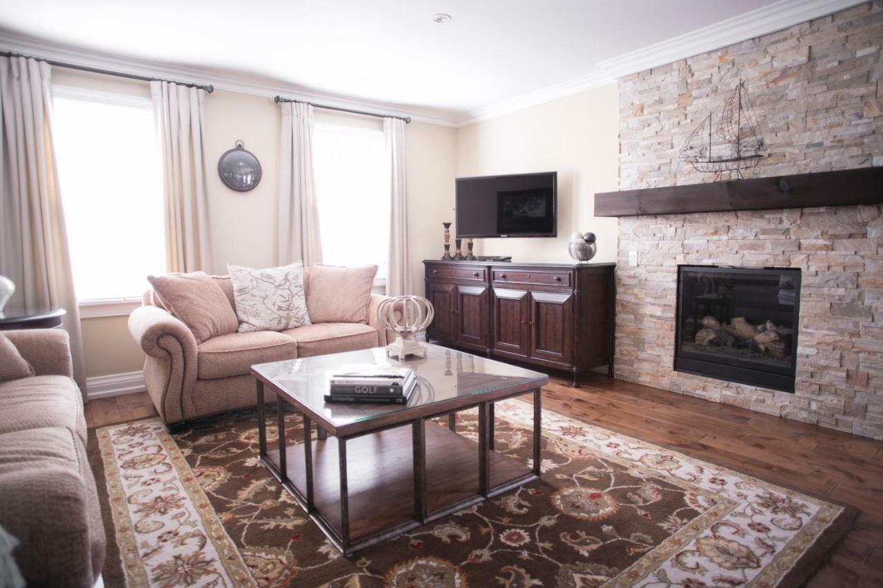 124 On Queen Hotel & Spa Niagara-on-the-Lake Exterior foto A living room with a fireplace